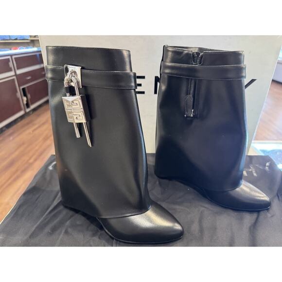 GIVENCHY BLACK SHARK LOCK ANKLE BOOTS LEATHER SIZE EU37 US6.5 LS(342250) - Picture 2 of 16